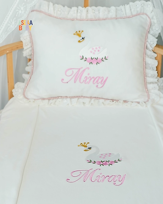 Kız Bebek Yenidoğan Set - Bebeğinizin İsmi ve Kuğu Nakış